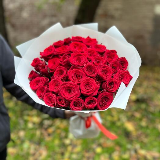 35 rosas rojas 50cm en paquete Blanco