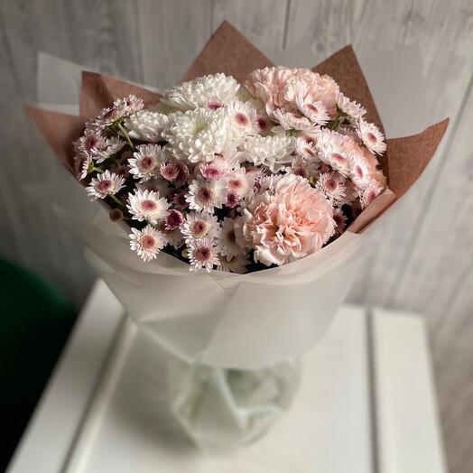 Букет из стойких хризантем и диантусов