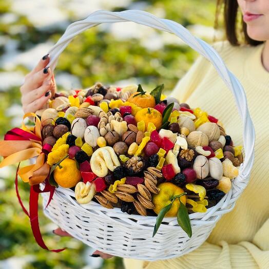 Большая корзина с орехами и сухофруктами