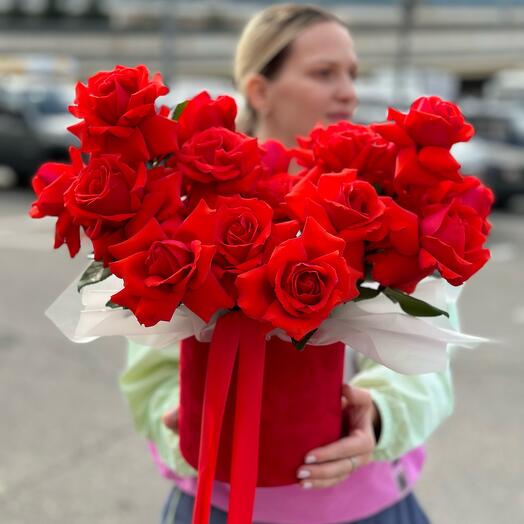 25 алых французских роз