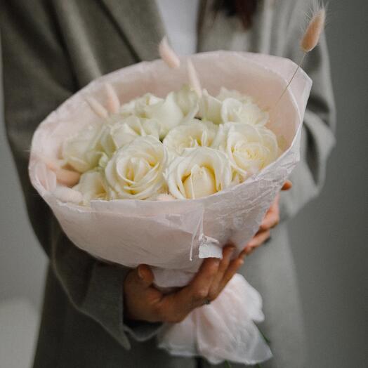 Белые розы с лагурасом