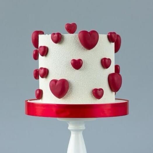 Торт с красными сердечками