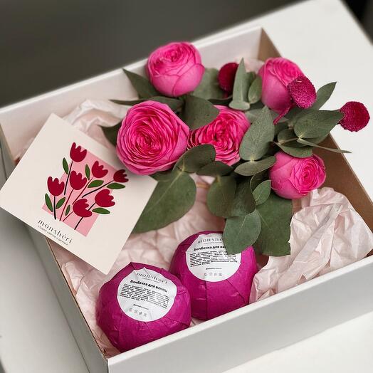 Gift set with bath bombs and flower arrangement
