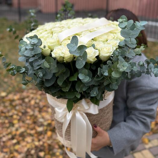 Корзина с белыми розами