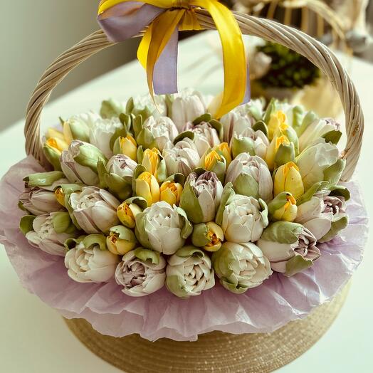 Корзина зефирных тюльпанов