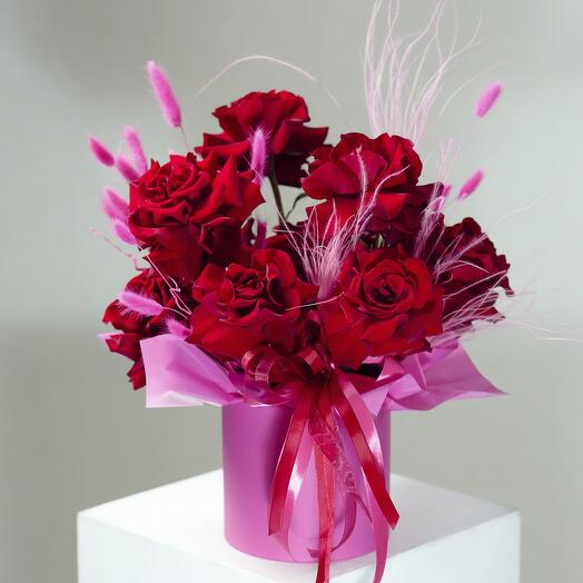 Букет 11 бордовых французских роз с сухоцветами в коробке