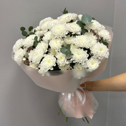 9 кустовых хризантем с эвкалиптом