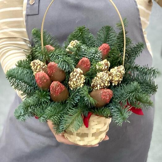 Зимняя корзинка с клубникой в шоколаде и нобилисом