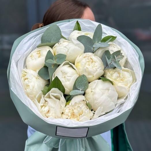 Букет из белых пионов 11 шт и эвкалипта