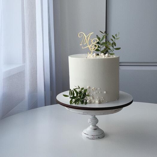 Свадебный торт белый с бусинами