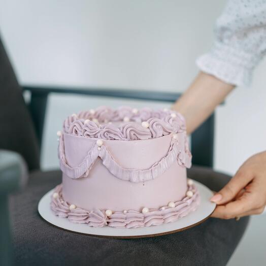 Торт с рюшами и свечкой