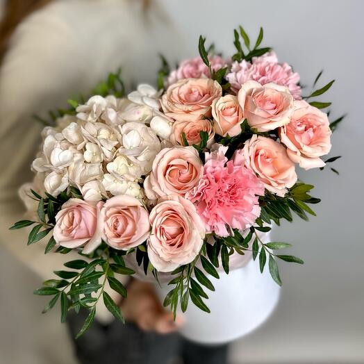 Composición de hortensias / rosas / Dianthus