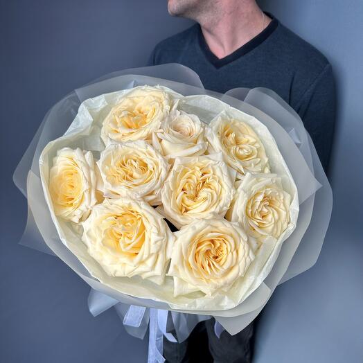 Elegante ramo de rosas en forma de peonía con un gran vaso de color cremoso