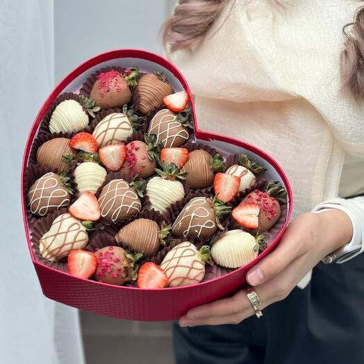 Клубника в коробке сердце A