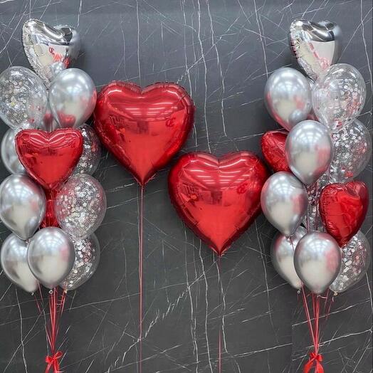 Фонтан с большими красными сердцами