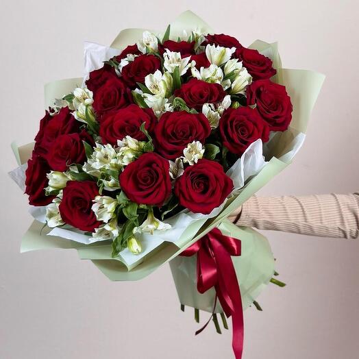 Gran ramo de rosas rojas con elegante alstroemeria