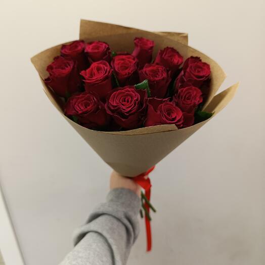 Букет из 13 красных роз в крафте