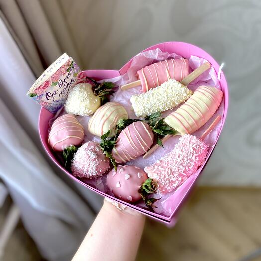 Клубника и бананы в коробочке сердце