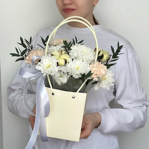 Композиция в сумочке из кустовой хризантемы, диантусов и хлопка