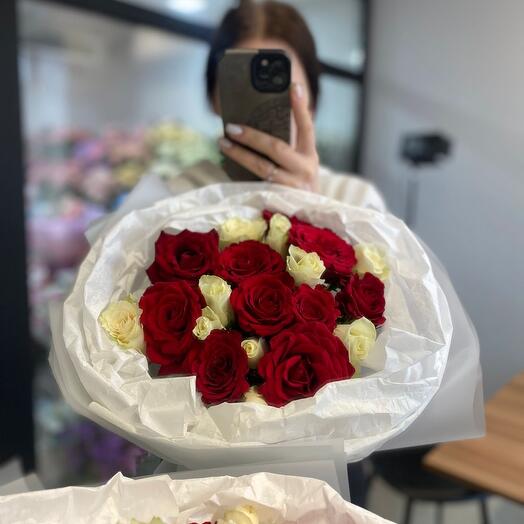 Красно белый букет