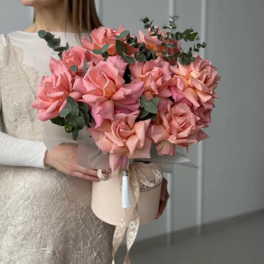 Ажурные розы в шляпной коробке