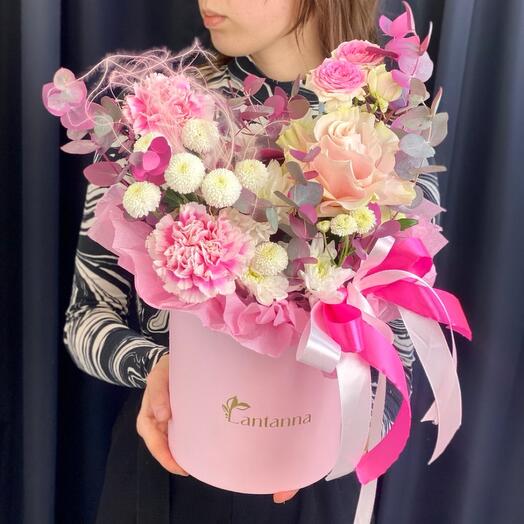 Нежная композиция с розами ,хризантемой и диантусом