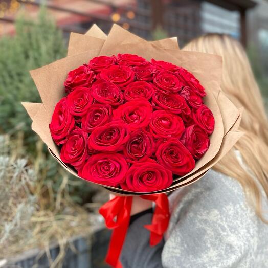 Red roses in black 🖤