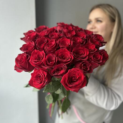 Монобукет из красных роз с лентой