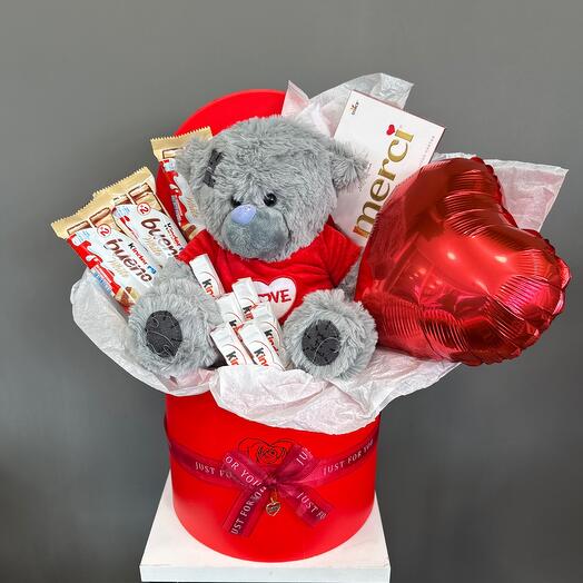 Композиция с  мягкой игрушкой, шарами и сладостями