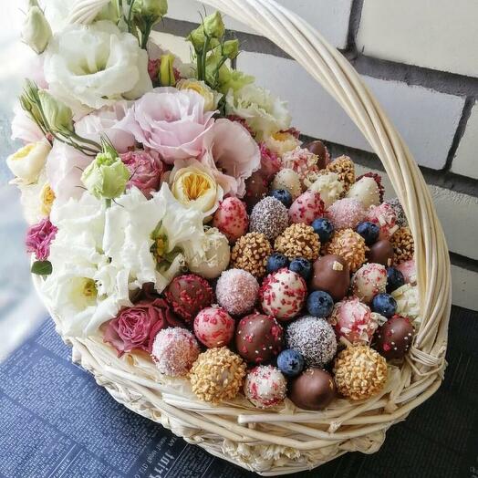 Корзина с клубникой в шоколаде  и живыми цветами "Свидание в Париже"