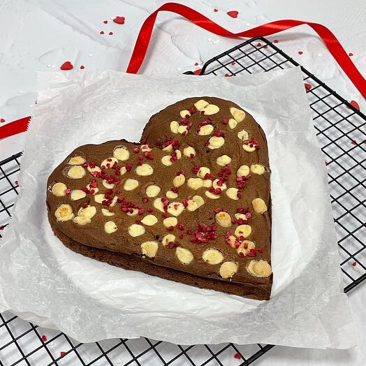Сердце из брауни с белым шоколадом и малиной
