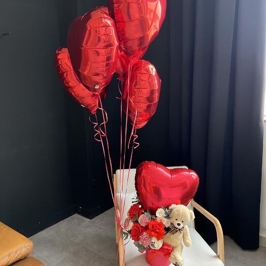 Композиция с цветами и медведем + шары