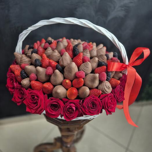 Корзина с клубникой в шоколаде и розами