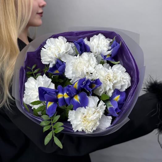 Букет  9437 | белых диантусов и синих ирисов в стильной упаковке