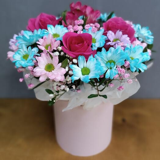 A bright composition of daisies and roses