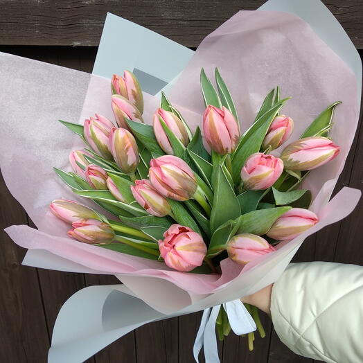 Bouquet of 19 pink tulips