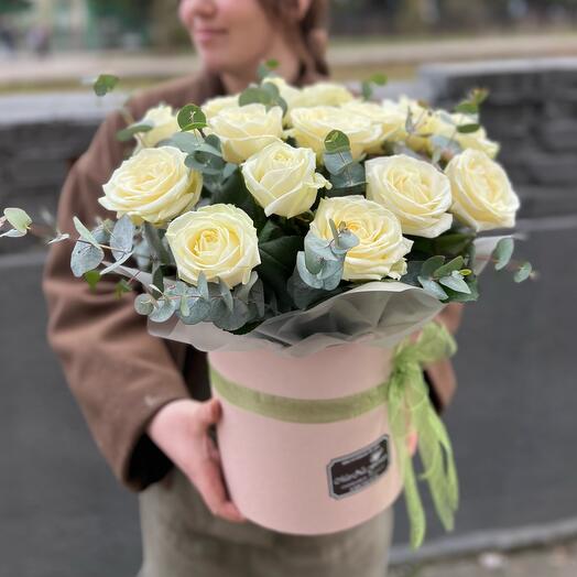 Композиция из белых роз