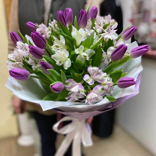 Bukiet z  tulipanow i alstromerii