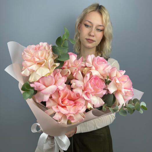 Ramo de 7 rosas francesas de color rosa suave con eucalipto