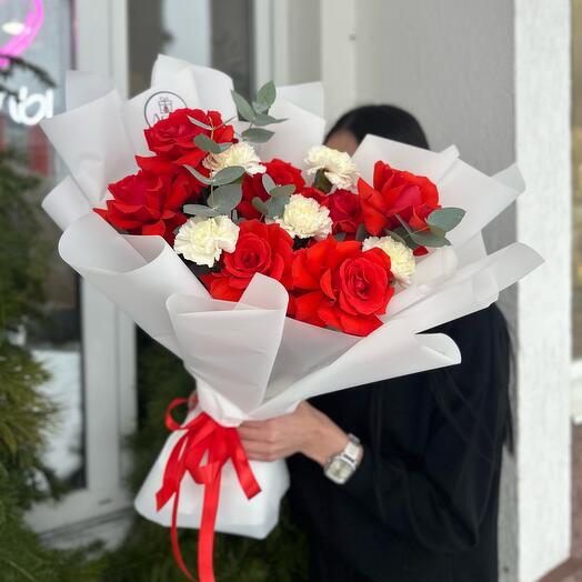Букет с красными розами и диантусами 🌹 Важный день ️