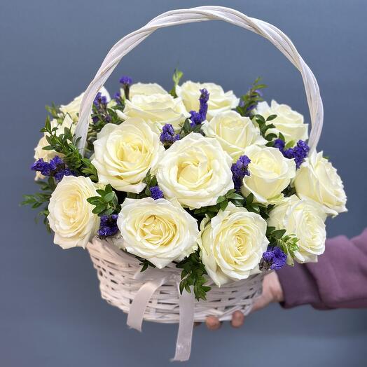 Корзина с ароматными розами 15 штук