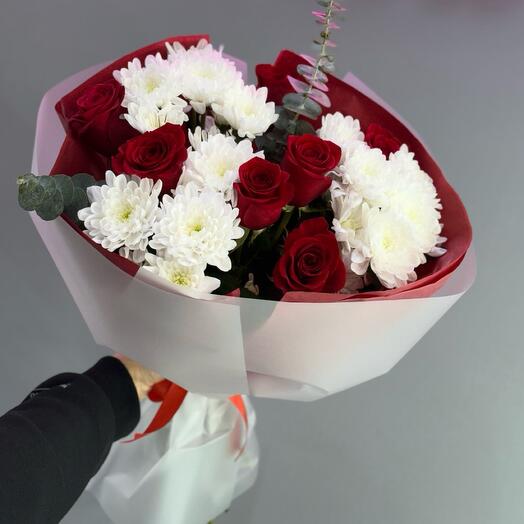 Букет из роз и хризантем