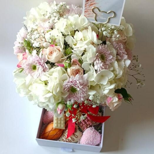 Caja con flores frescas y fresas en chocolate.