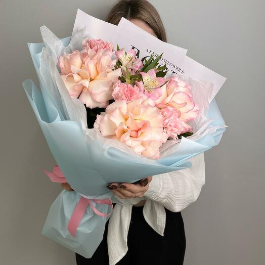 Ramo persistente de rosas caladas,alstroemeria y Dianthus