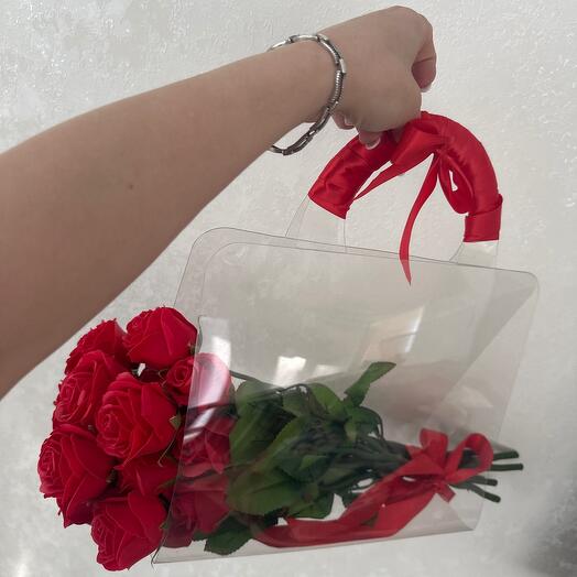 Букет из красных кустовых мыльных роз