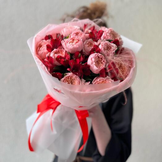 Букет с кустовой пионовидной розой Джульетта и альстромерией