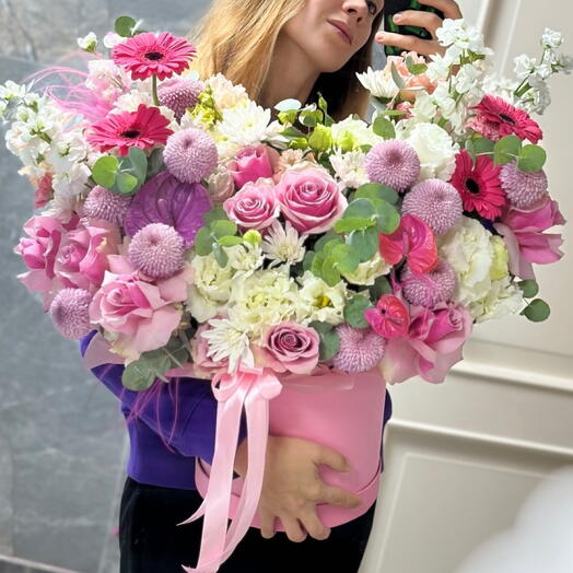 Kutudaki pembe beyaz mix çiçek