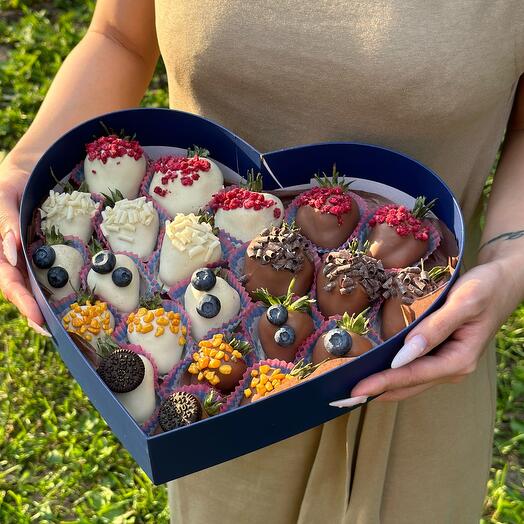 Клубника в шоколаде Love is Подарочный набор