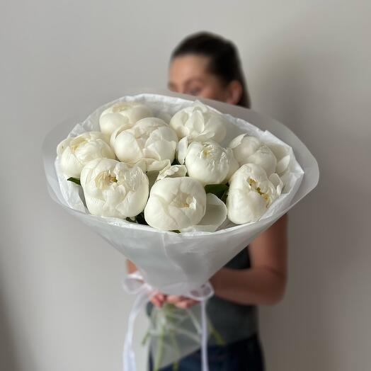 Букет из белых пионов