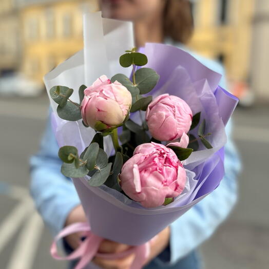 Комплимент из розовых пионов и эвкалипта